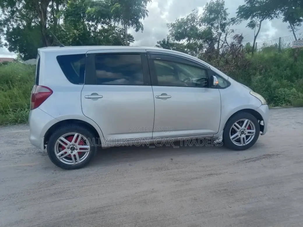Toyota Ractis 2006 Silver
