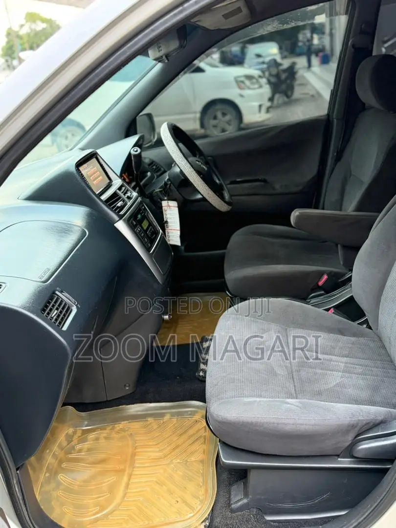 Toyota Gaia 2005 Silver