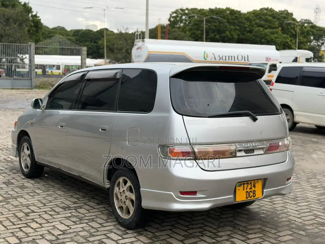 Toyota Gaia 2005 Silver