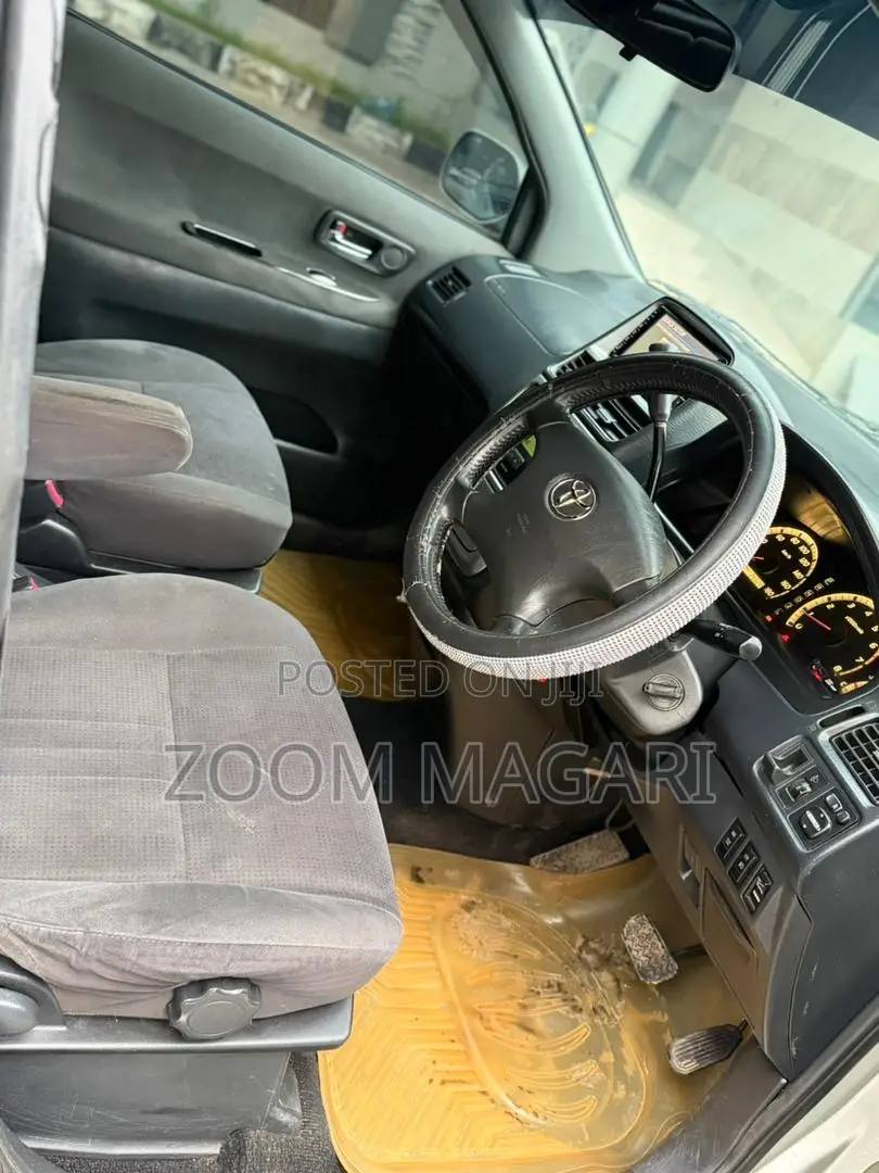 Toyota Gaia 2005 Silver