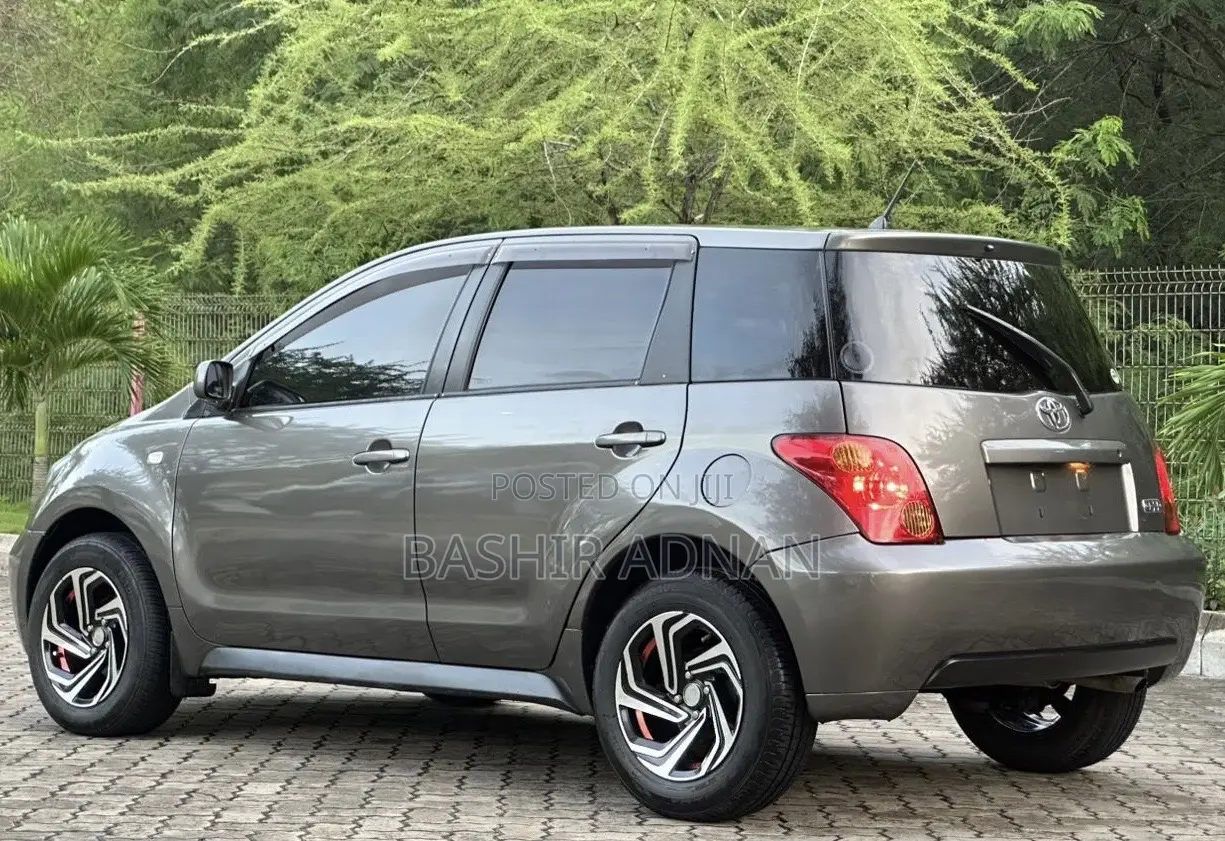 Toyota IST 2005 Gray
