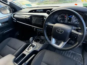 Toyota Hilux 2022 White