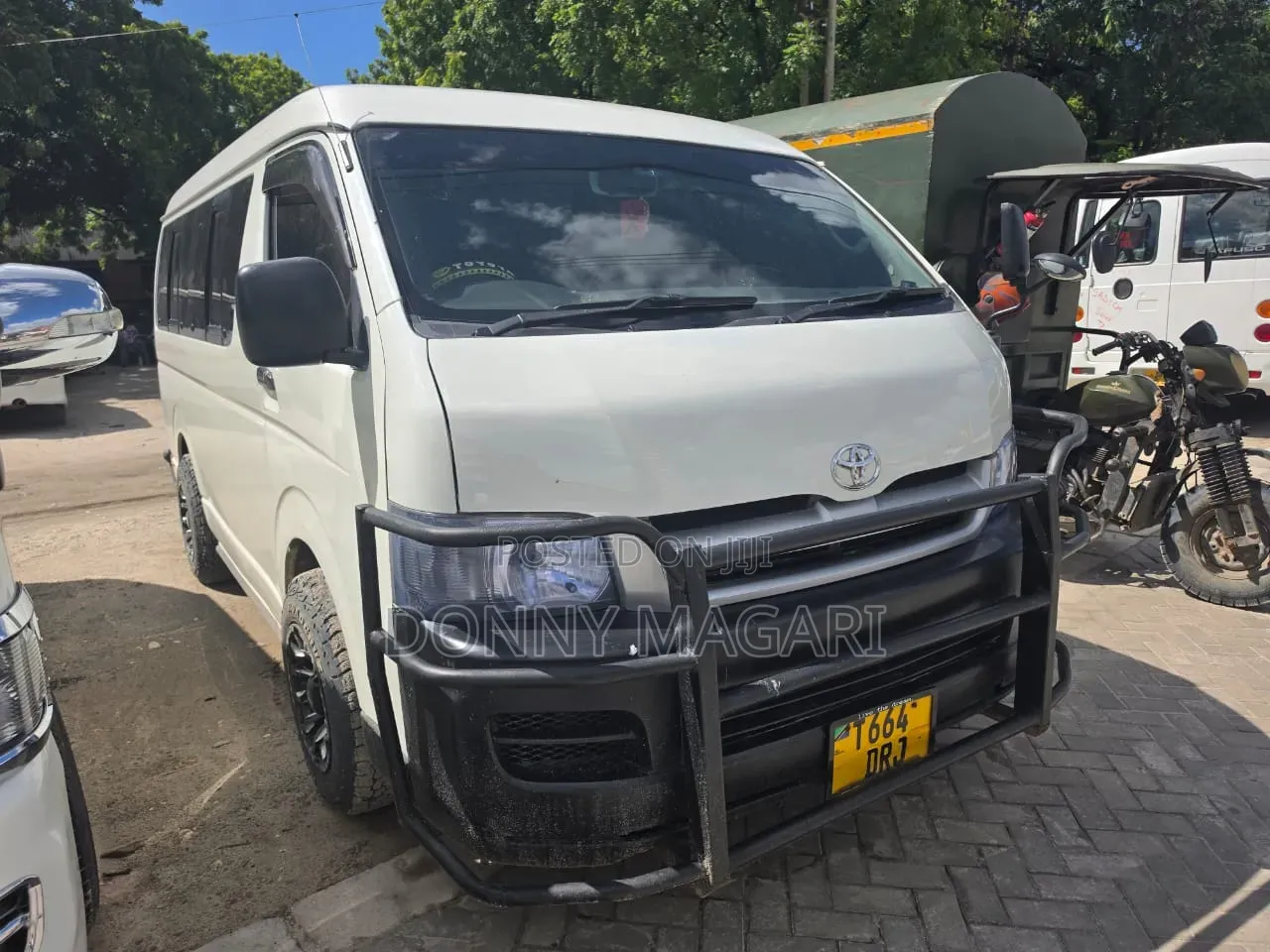 Toyota Quantum 2011 White
