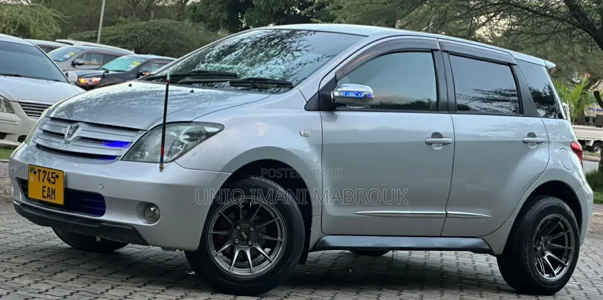 Toyota IST 2004 Silver