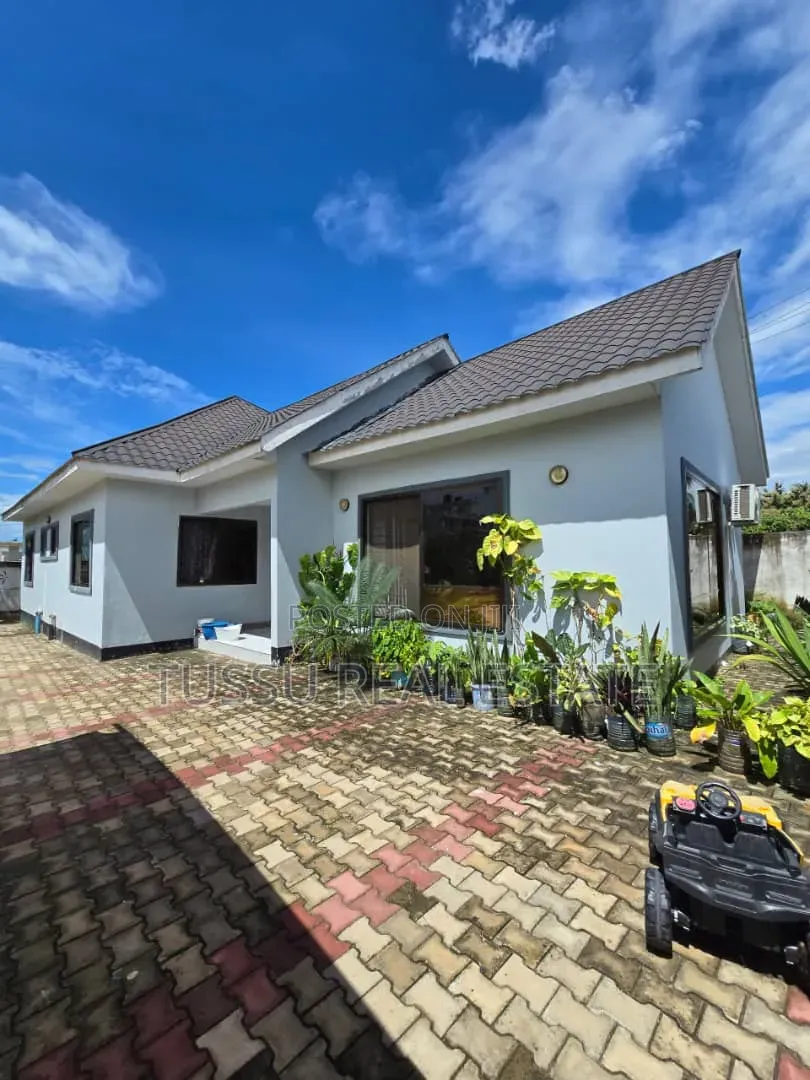 3bdrm House in Mboma Rd,Near Jambo, Kinondoni for sale