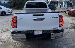 Toyota Hilux 2022 White