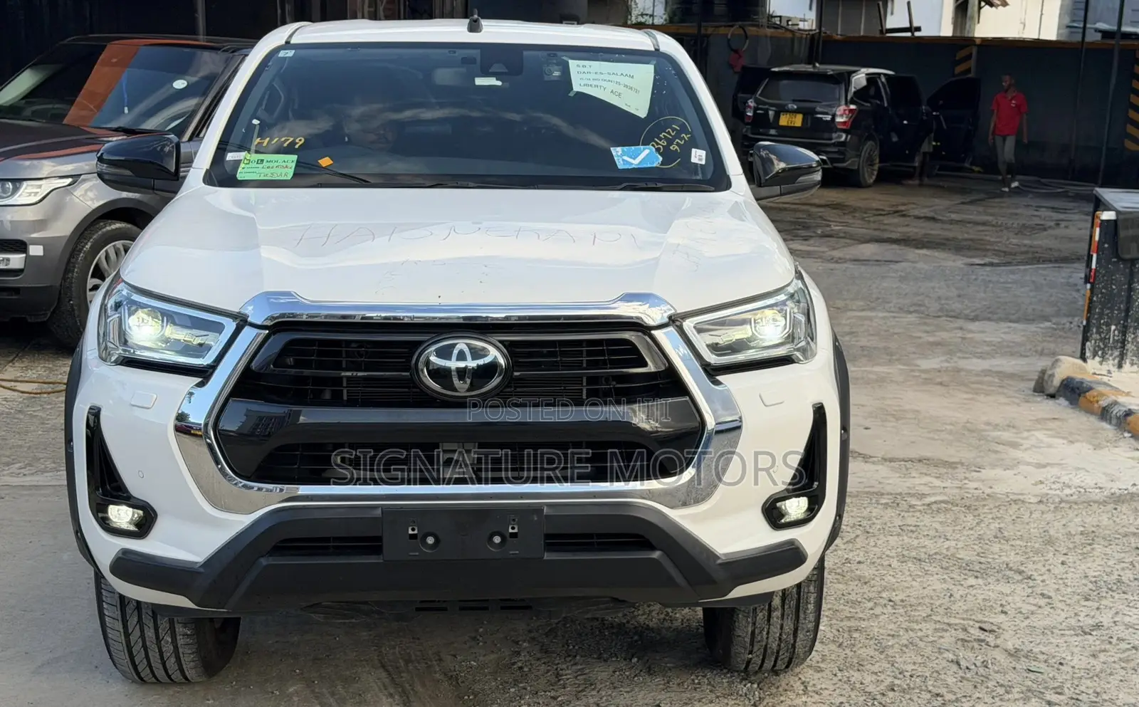 Toyota Hilux 2022 White