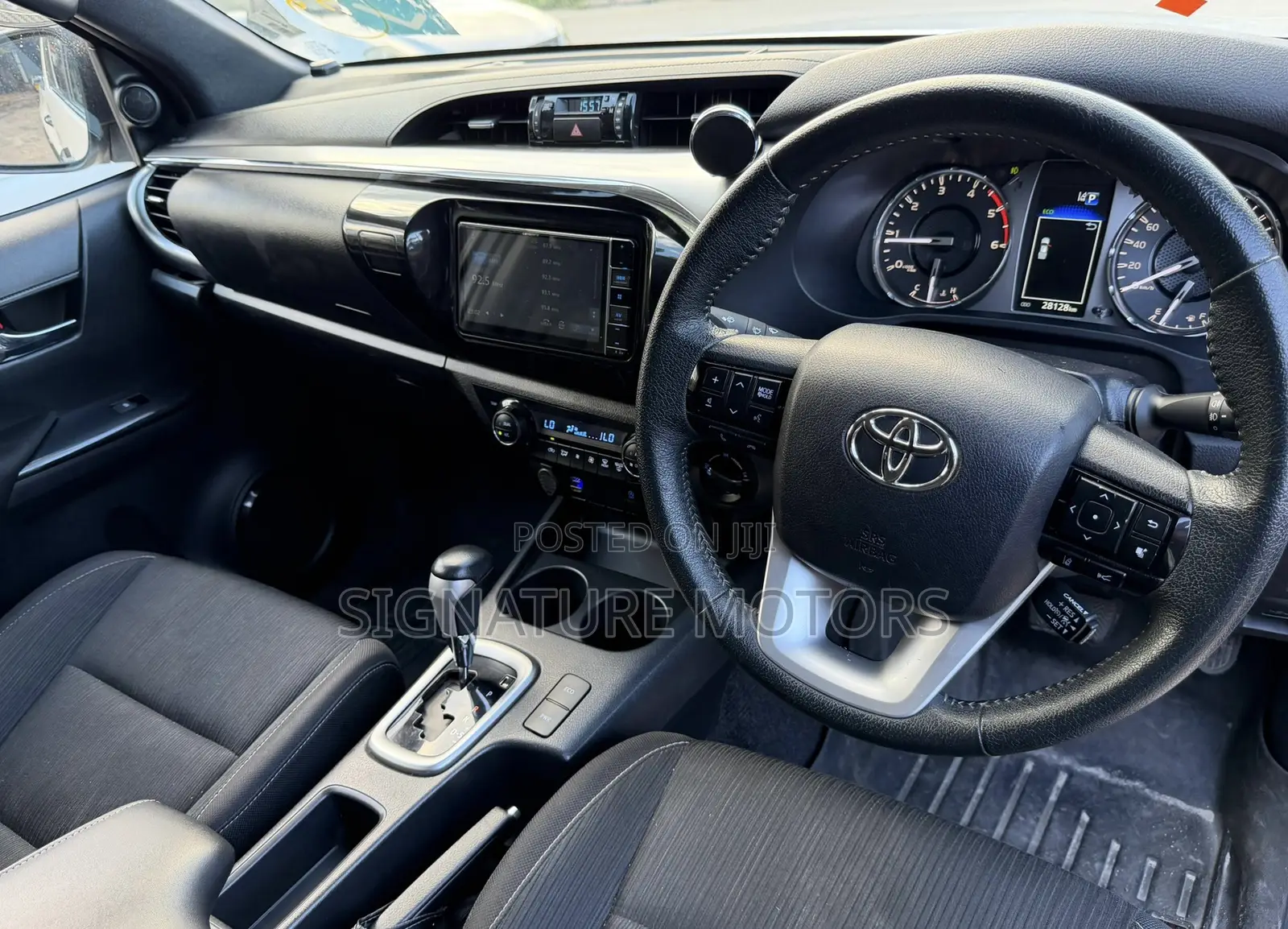 Toyota Hilux 2022 White