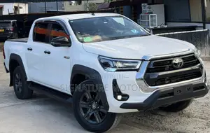 Toyota Hilux 2022 White