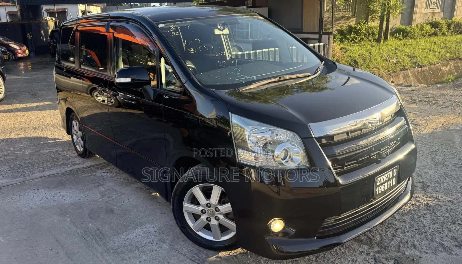 Toyota Noah 2.0 143hp AWD (7 Seater) 2009 Black