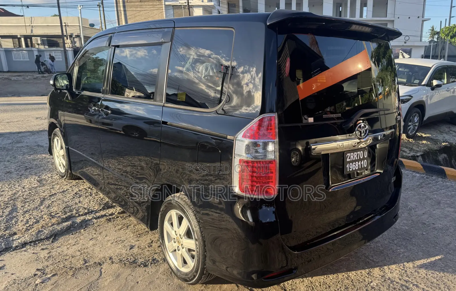 Toyota Noah 2.0 143hp AWD (7 Seater) 2009 Black