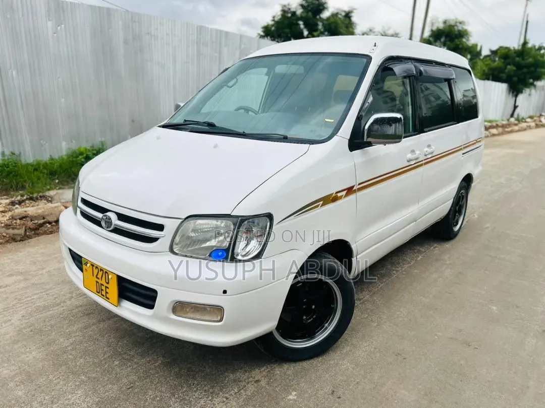 Toyota Noah 2.0 AWD (8 Seater) 2001 White