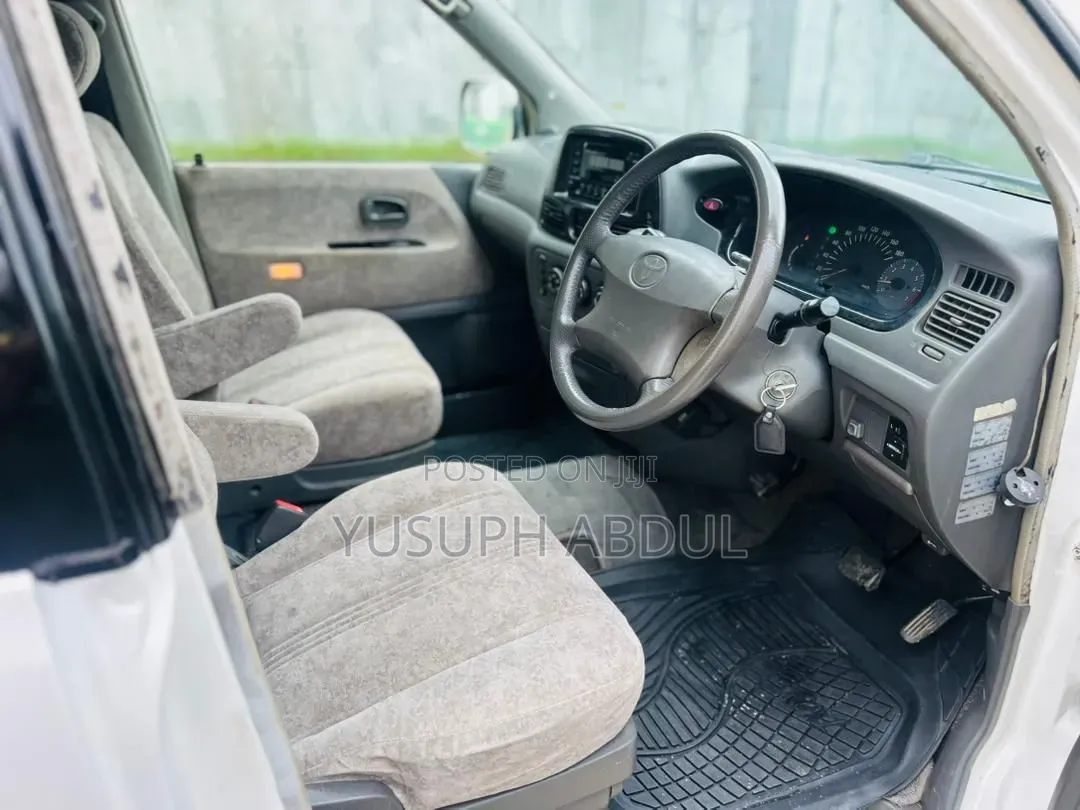 Toyota Noah 2.0 AWD (8 Seater) 2001 White