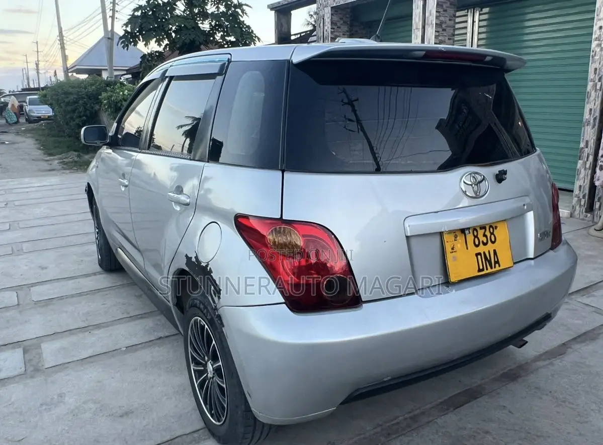 Toyota IST 2002 Silver
