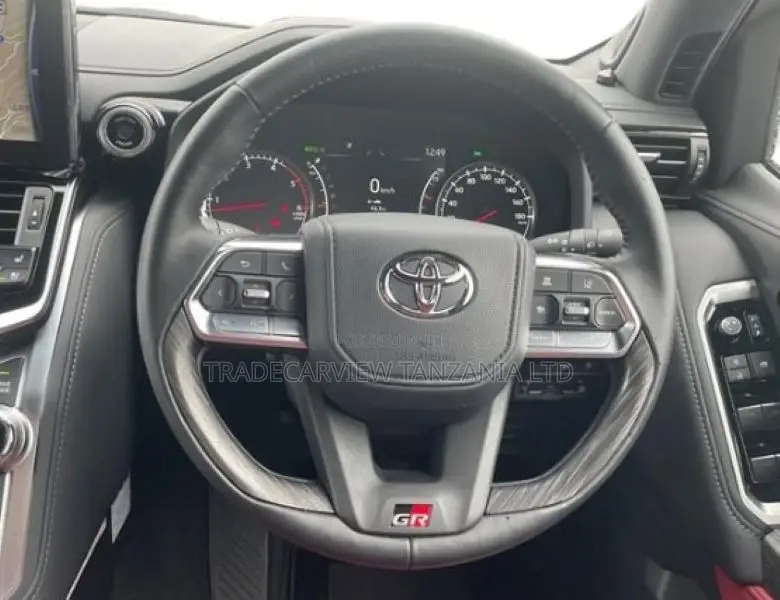 Toyota Land Cruiser LC300 2024 Black