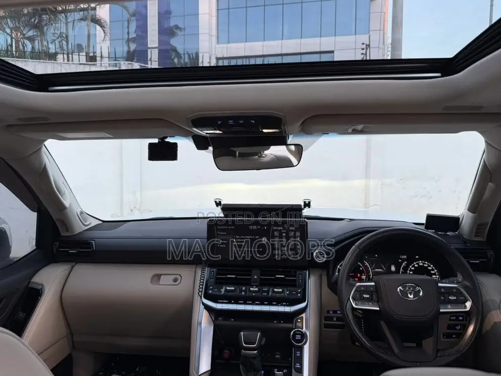 Toyota Land Cruiser LC300 2024 White