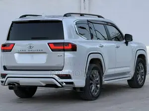 Toyota Land Cruiser LC300 2024 White