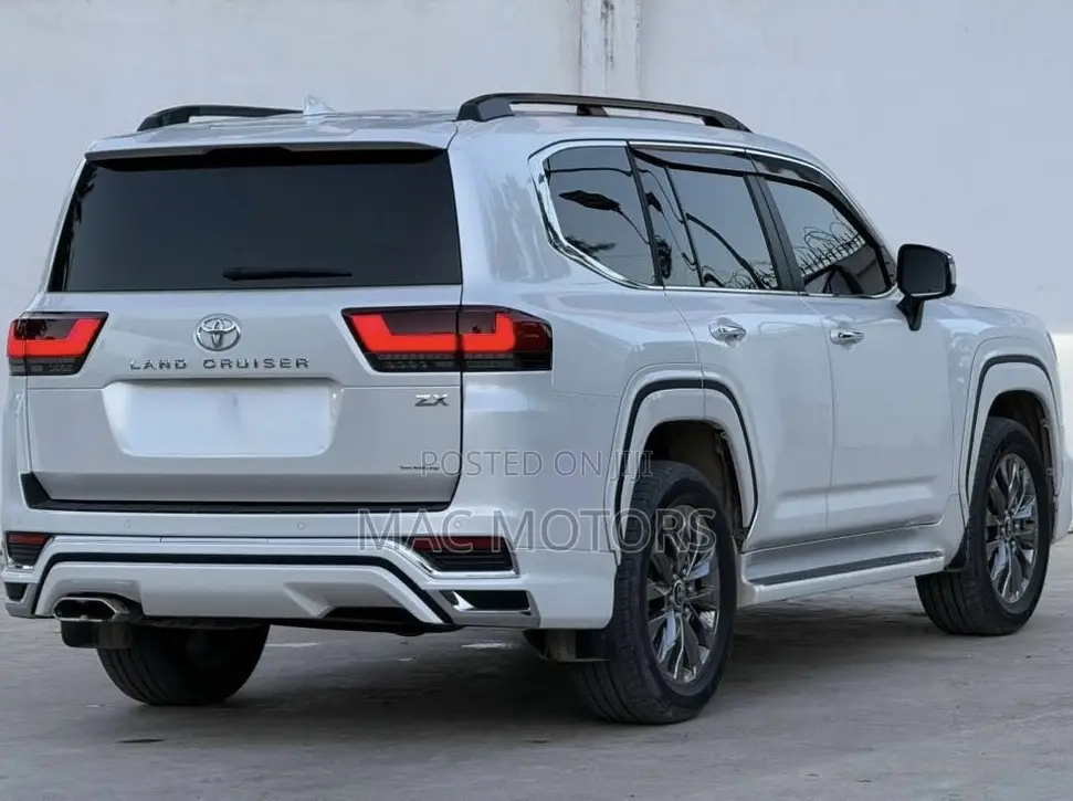 Toyota Land Cruiser LC300 2024 White