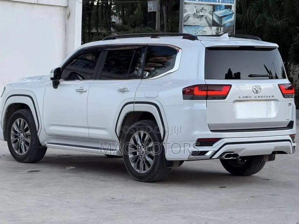 Toyota Land Cruiser LC300 2024 White