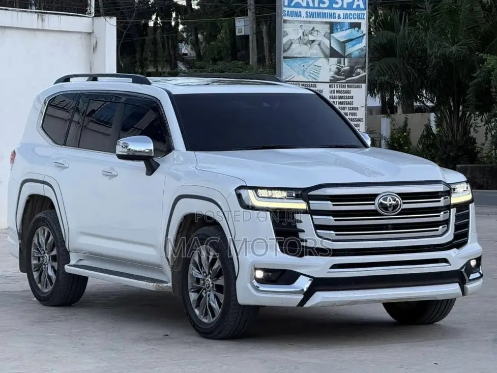 Toyota Land Cruiser LC300 2024 White