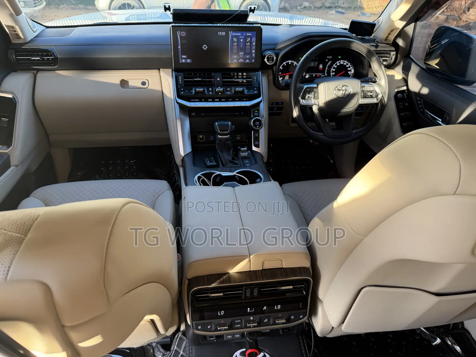 Toyota Land Cruiser LC300 2024 White