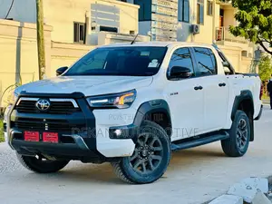 Toyota Hilux 2024 White