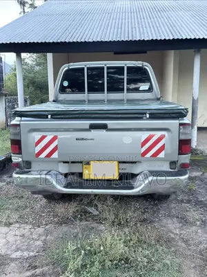Toyota Hilux 2005 Gray