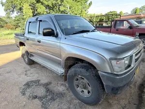 Toyota Hilux 2005 Gray