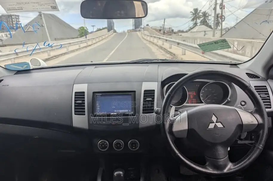 Mitsubishi Outlander 2011 White