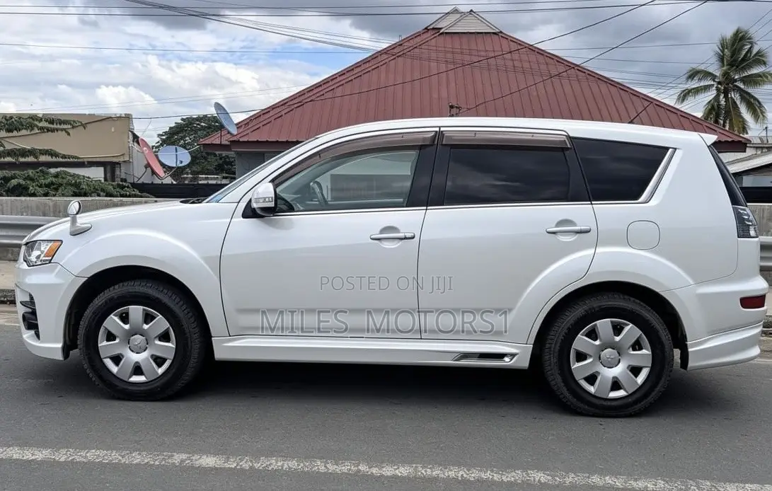 Mitsubishi Outlander 2011 White