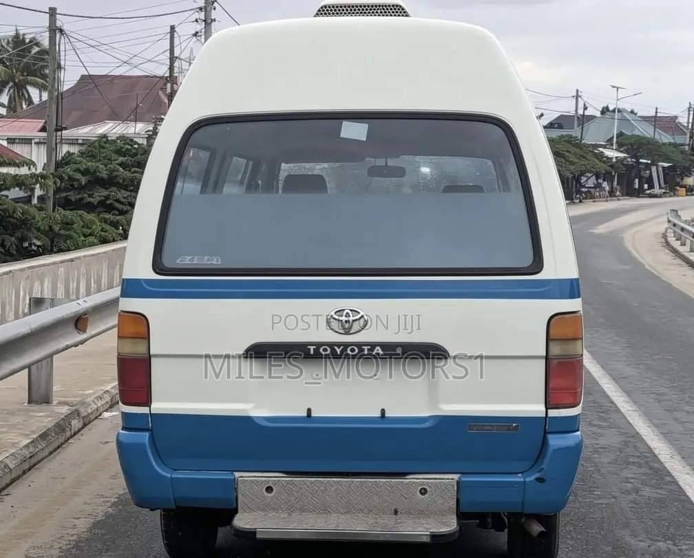 Toyota HiAce 2005 White
