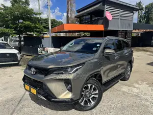 Toyota Fortuner 2.4 D AWD 2023 Brown