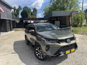 Toyota Fortuner 2.4 D AWD 2023 Brown