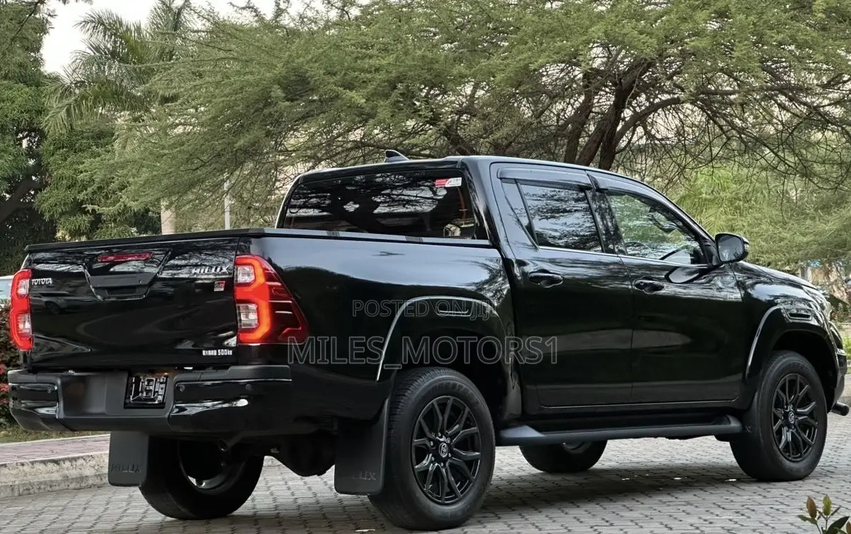 Toyota Hilux 2024 Black