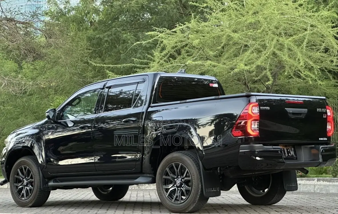 Toyota Hilux 2024 Black