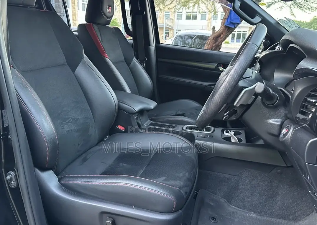 Toyota Hilux 2024 Black
