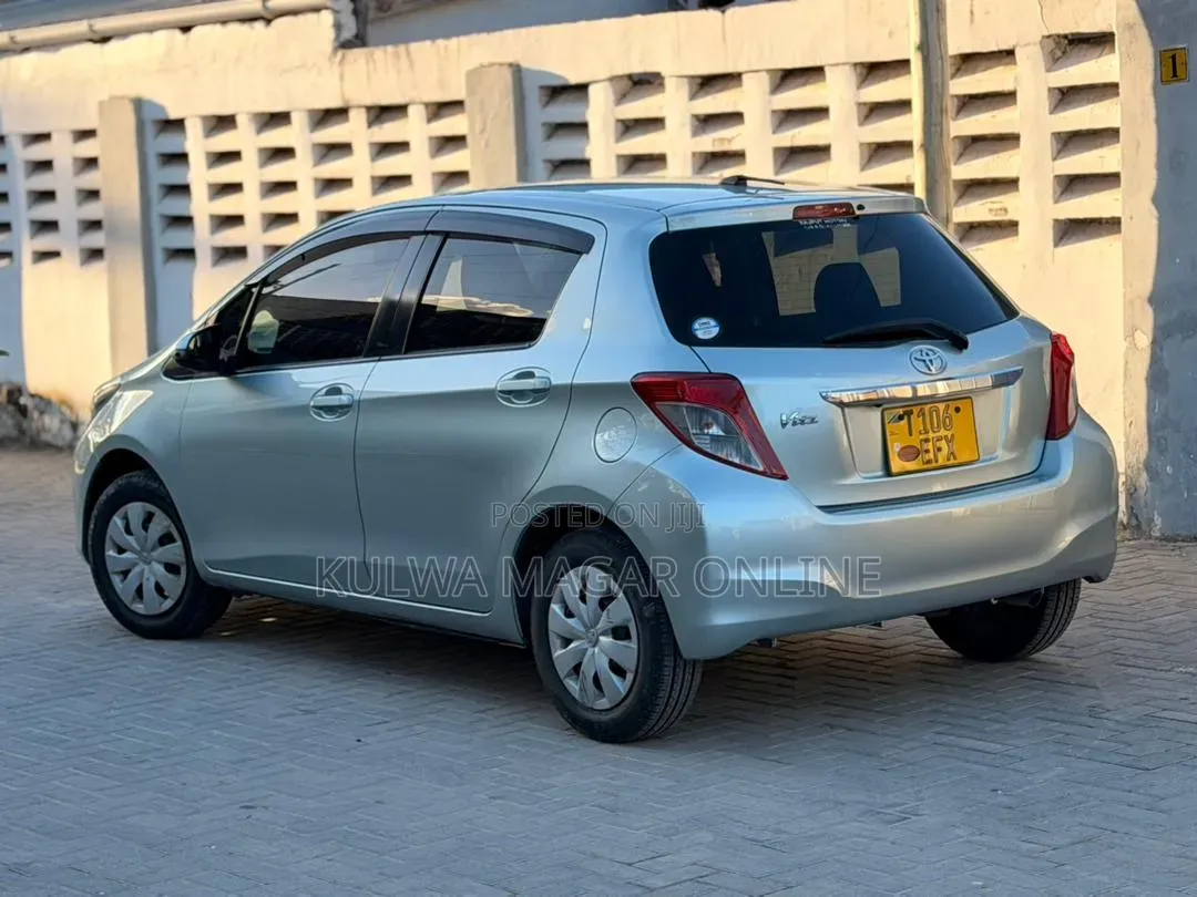 Toyota Vitz 2013 Silver