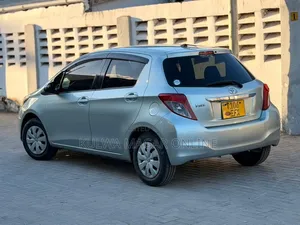 Toyota Vitz 2013 Silver