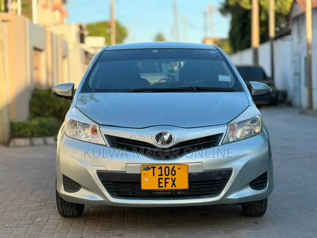 Toyota Vitz 2013 Silver