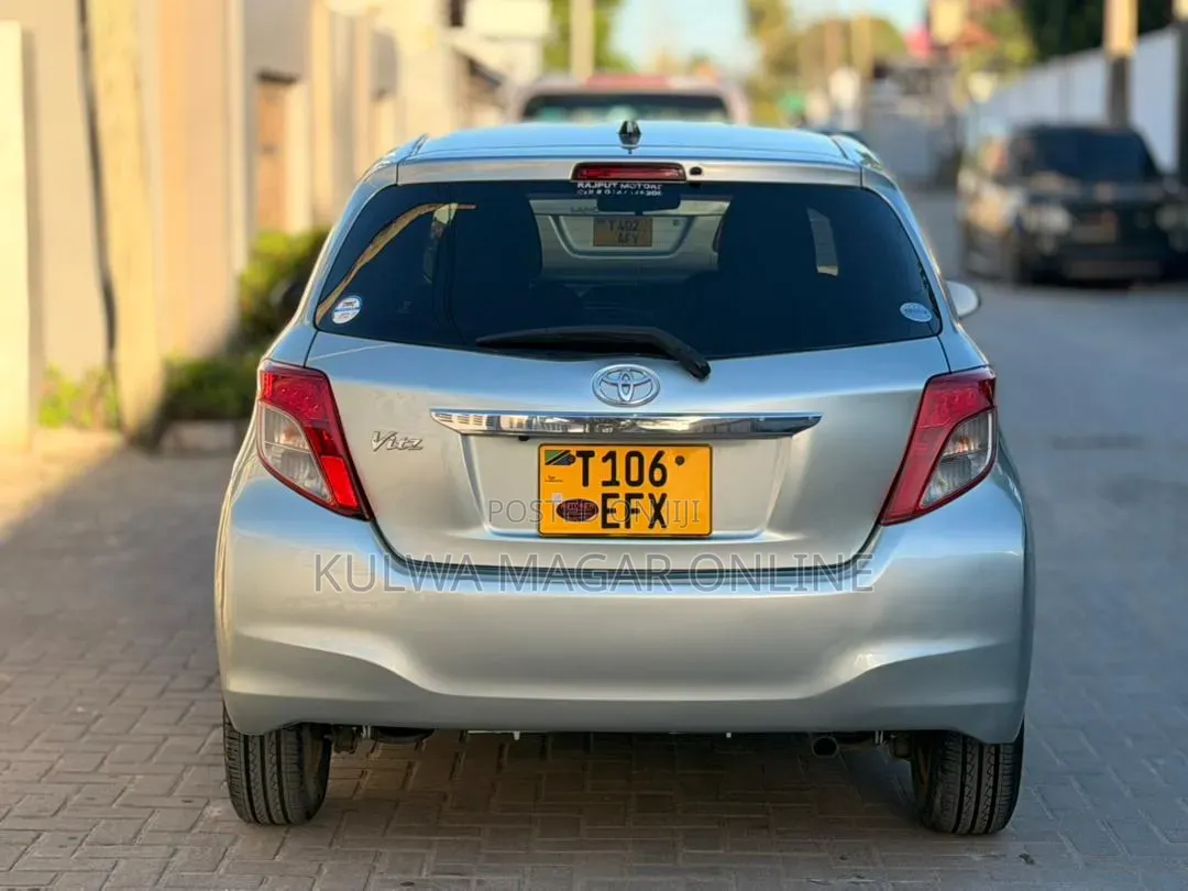 Toyota Vitz 2013 Silver