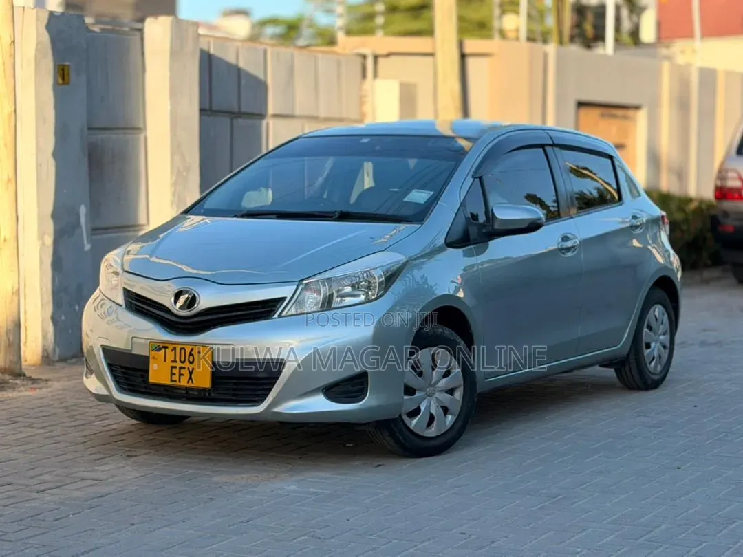 Toyota Vitz 2013 Silver