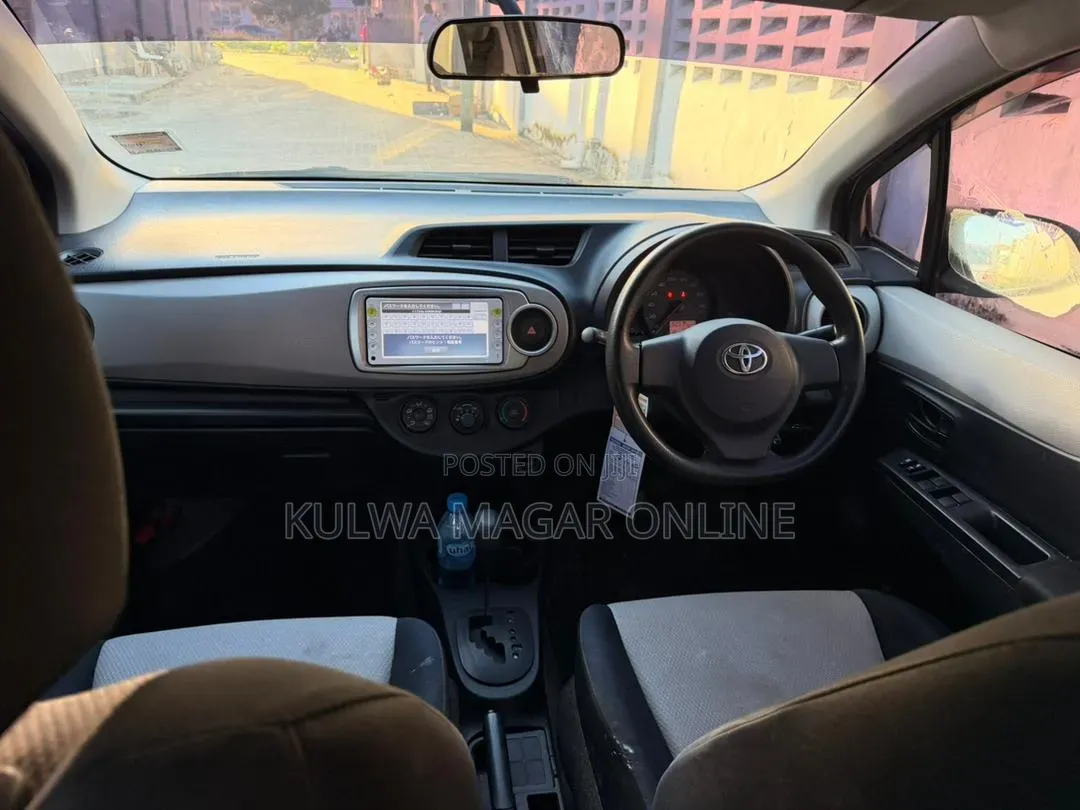 Toyota Vitz 2013 Silver