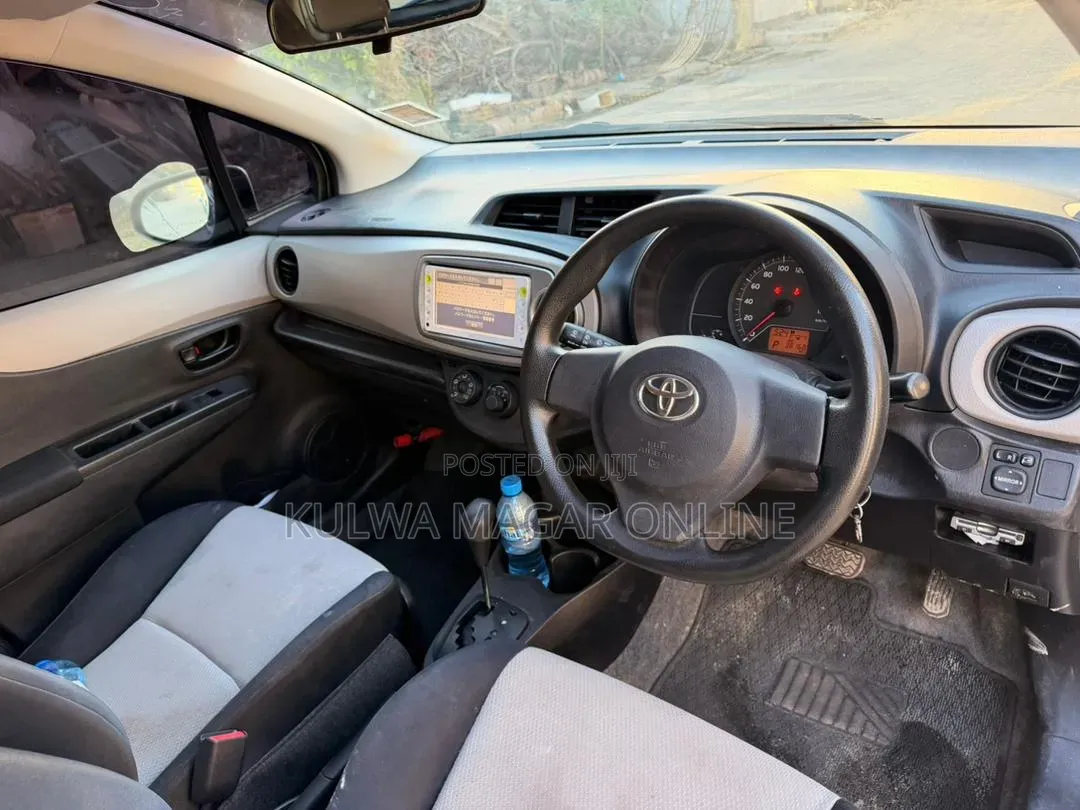 Toyota Vitz 2013 Silver