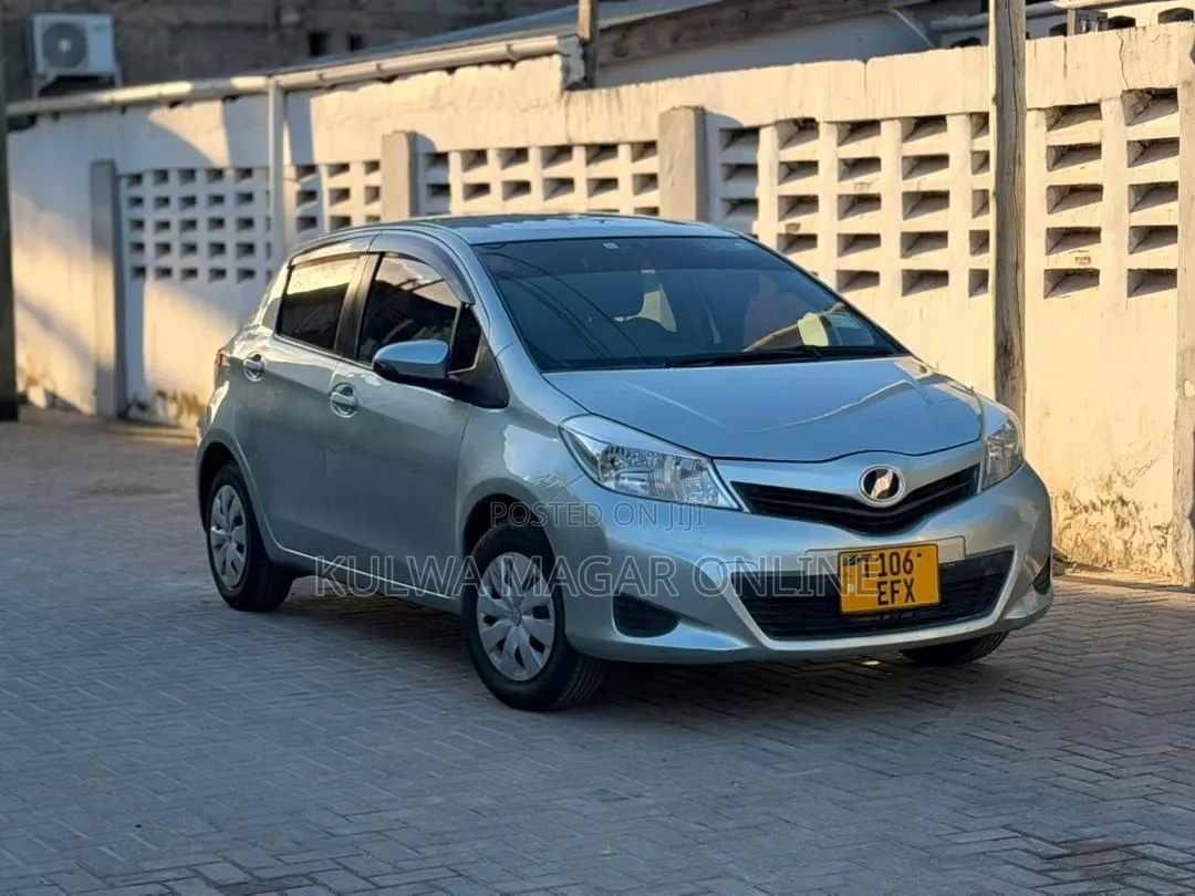 Toyota Vitz 2013 Silver