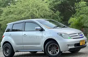 Toyota IST 2004 Silver