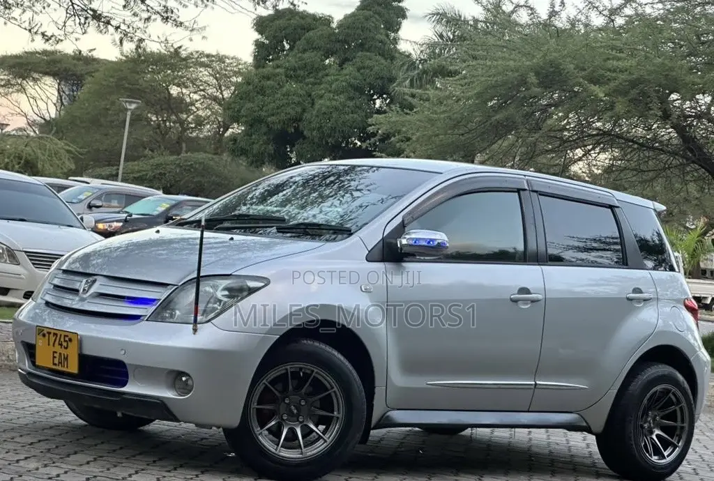 Toyota IST 2004 Silver