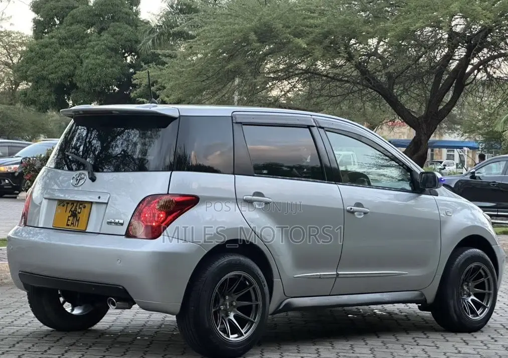 Toyota IST 2004 Silver