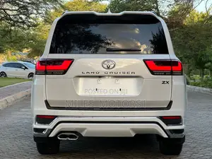 Toyota Land Cruiser 2023 White