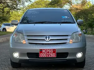 Toyota IST 2004 Silver