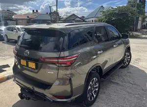 Toyota Fortuner 2023 Brown